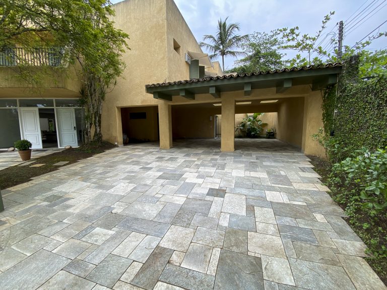 CASA NA PRAIA DE PERNAMBUCO – GUARUJÁ