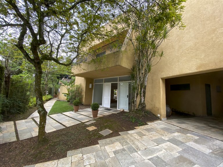 CASA NA PRAIA DE PERNAMBUCO – GUARUJÁ