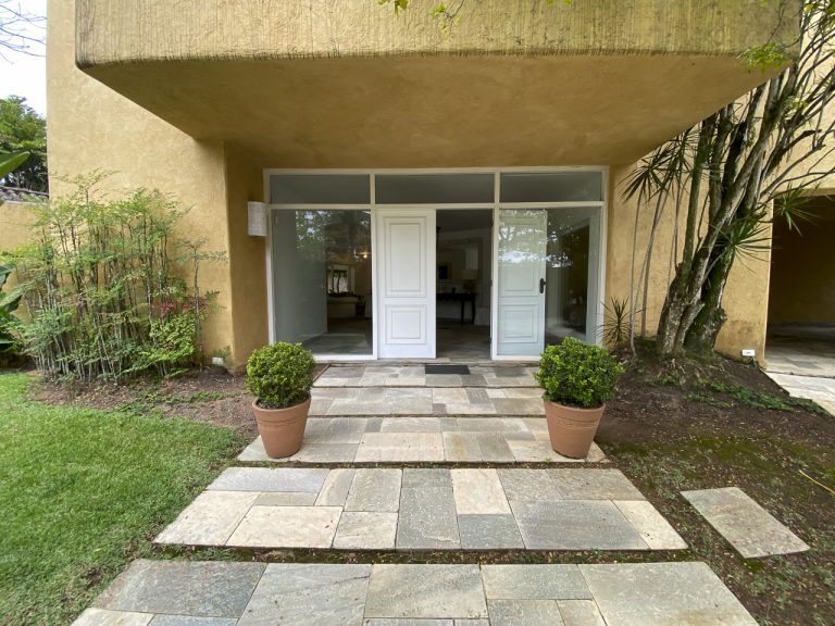 CASA NA PRAIA DE PERNAMBUCO – GUARUJÁ