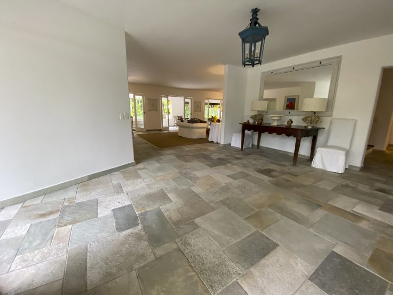 CASA NA PRAIA DE PERNAMBUCO – GUARUJÁ