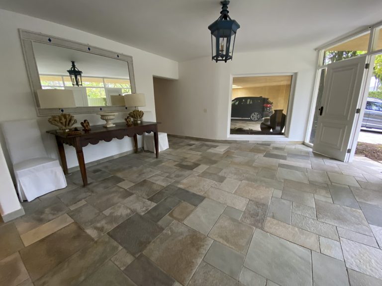 CASA NA PRAIA DE PERNAMBUCO – GUARUJÁ