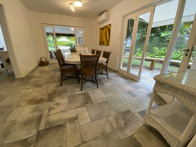 CASA NA PRAIA DE PERNAMBUCO – GUARUJÁ