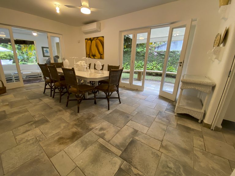 CASA NA PRAIA DE PERNAMBUCO – GUARUJÁ