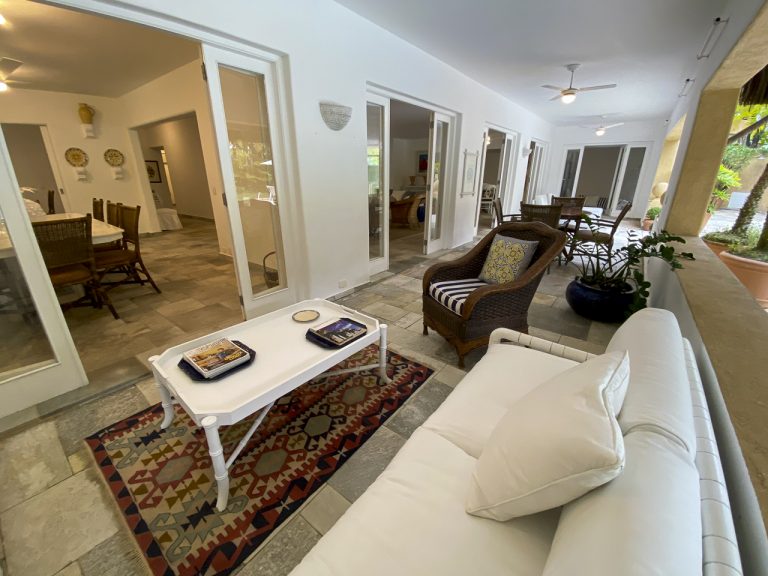 CASA NA PRAIA DE PERNAMBUCO – GUARUJÁ