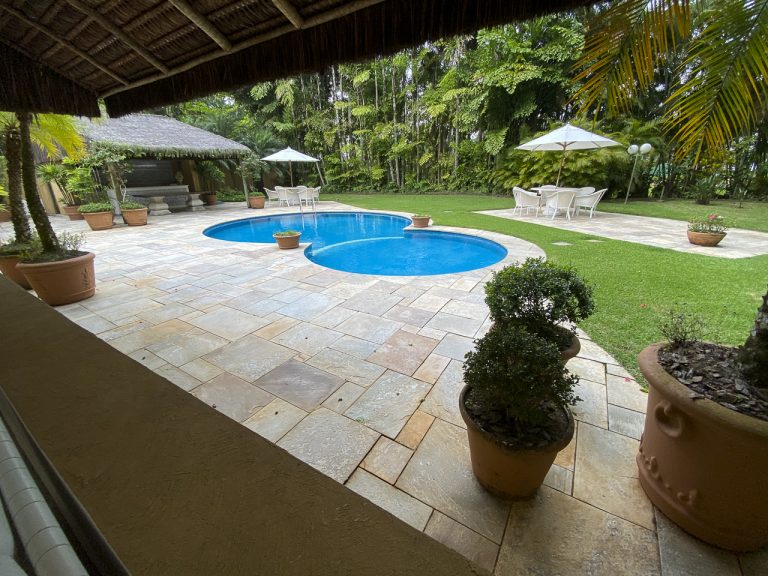 CASA NA PRAIA DE PERNAMBUCO – GUARUJÁ