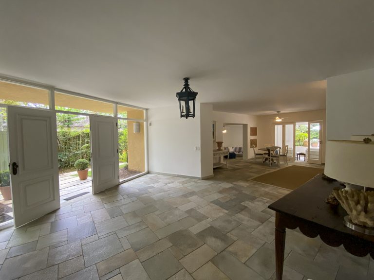 CASA NA PRAIA DE PERNAMBUCO – GUARUJÁ