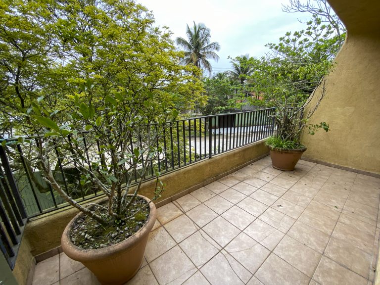 CASA NA PRAIA DE PERNAMBUCO – GUARUJÁ