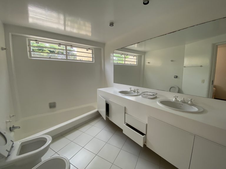 CASA NA PRAIA DE PERNAMBUCO – GUARUJÁ