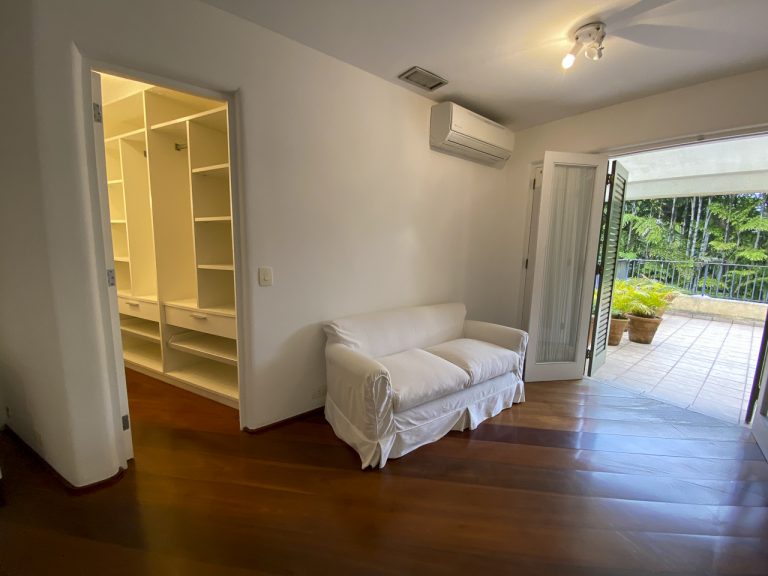 CASA NA PRAIA DE PERNAMBUCO – GUARUJÁ