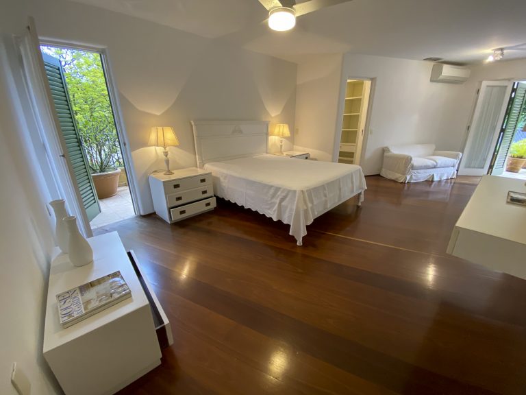 CASA NA PRAIA DE PERNAMBUCO – GUARUJÁ