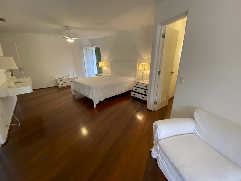 CASA NA PRAIA DE PERNAMBUCO – GUARUJÁ