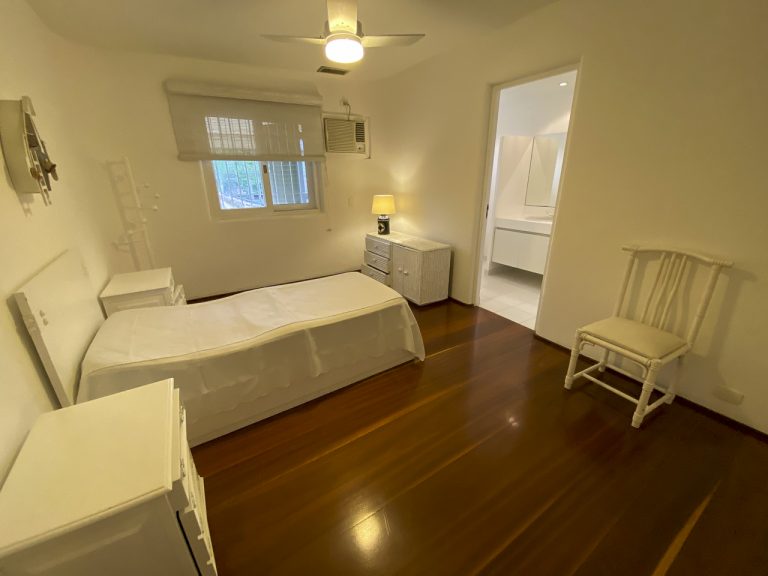 CASA NA PRAIA DE PERNAMBUCO – GUARUJÁ