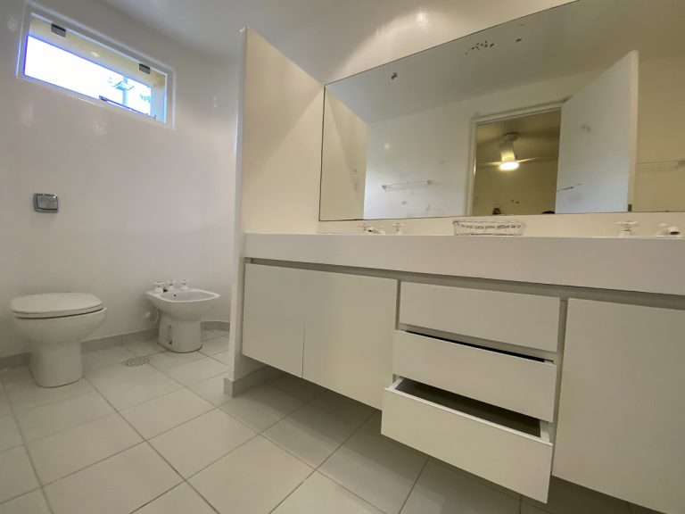 CASA NA PRAIA DE PERNAMBUCO – GUARUJÁ