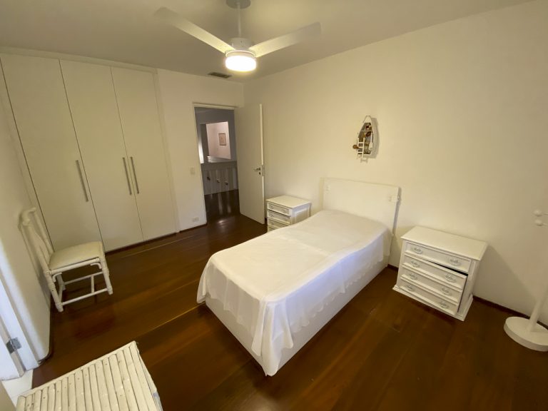 CASA NA PRAIA DE PERNAMBUCO – GUARUJÁ