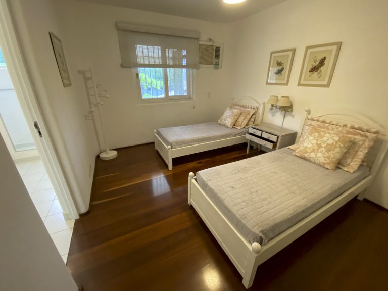 CASA NA PRAIA DE PERNAMBUCO – GUARUJÁ