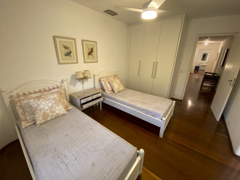 CASA NA PRAIA DE PERNAMBUCO – GUARUJÁ