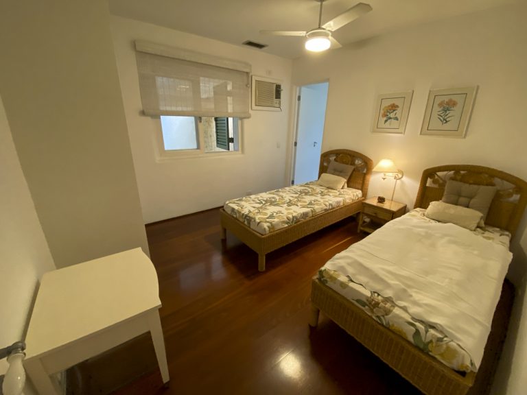 CASA NA PRAIA DE PERNAMBUCO – GUARUJÁ