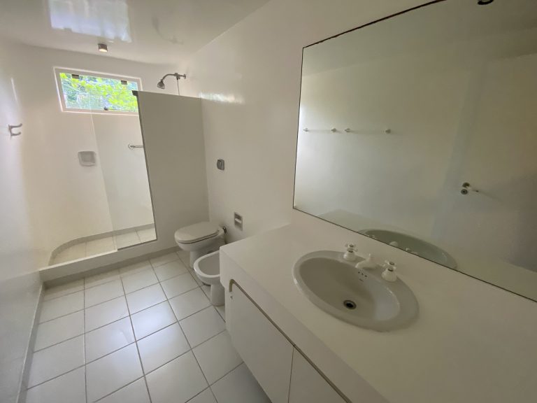 CASA NA PRAIA DE PERNAMBUCO – GUARUJÁ