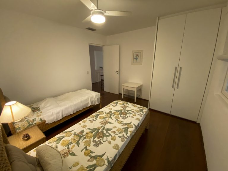 CASA NA PRAIA DE PERNAMBUCO – GUARUJÁ