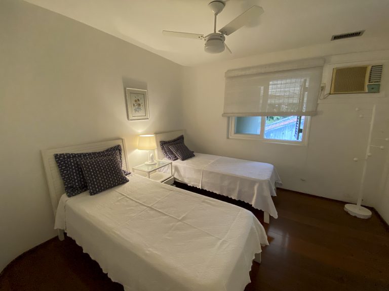 CASA NA PRAIA DE PERNAMBUCO – GUARUJÁ