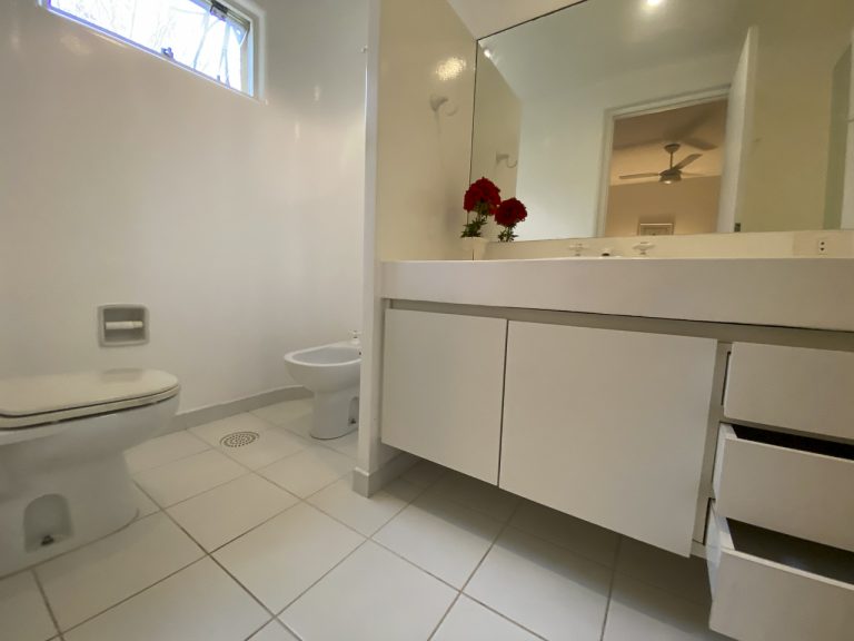 CASA NA PRAIA DE PERNAMBUCO – GUARUJÁ