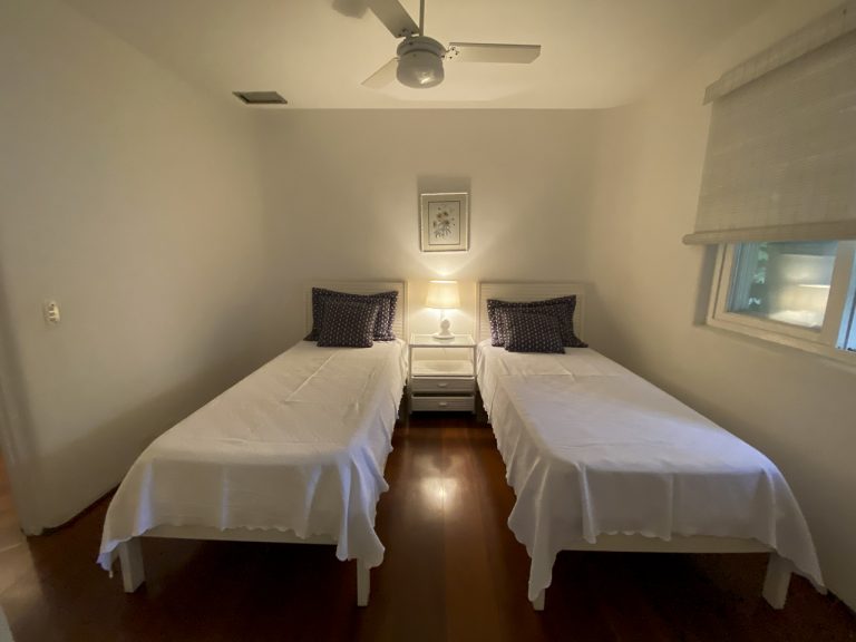 CASA NA PRAIA DE PERNAMBUCO – GUARUJÁ