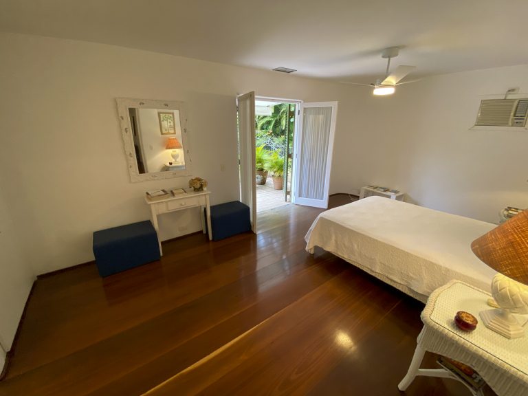 CASA NA PRAIA DE PERNAMBUCO – GUARUJÁ