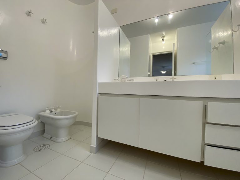 CASA NA PRAIA DE PERNAMBUCO – GUARUJÁ