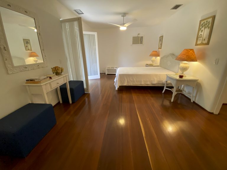 CASA NA PRAIA DE PERNAMBUCO – GUARUJÁ