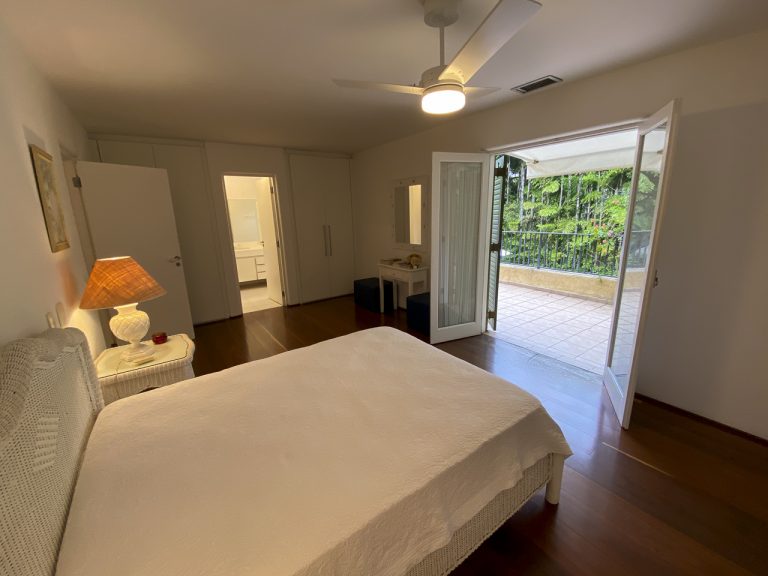 CASA NA PRAIA DE PERNAMBUCO – GUARUJÁ