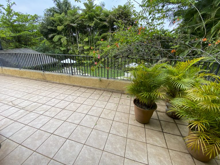 CASA NA PRAIA DE PERNAMBUCO – GUARUJÁ