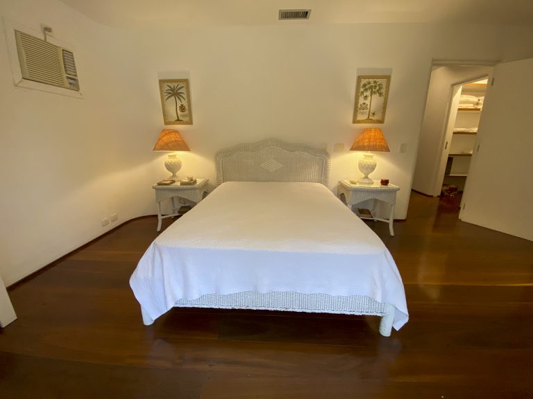 CASA NA PRAIA DE PERNAMBUCO – GUARUJÁ