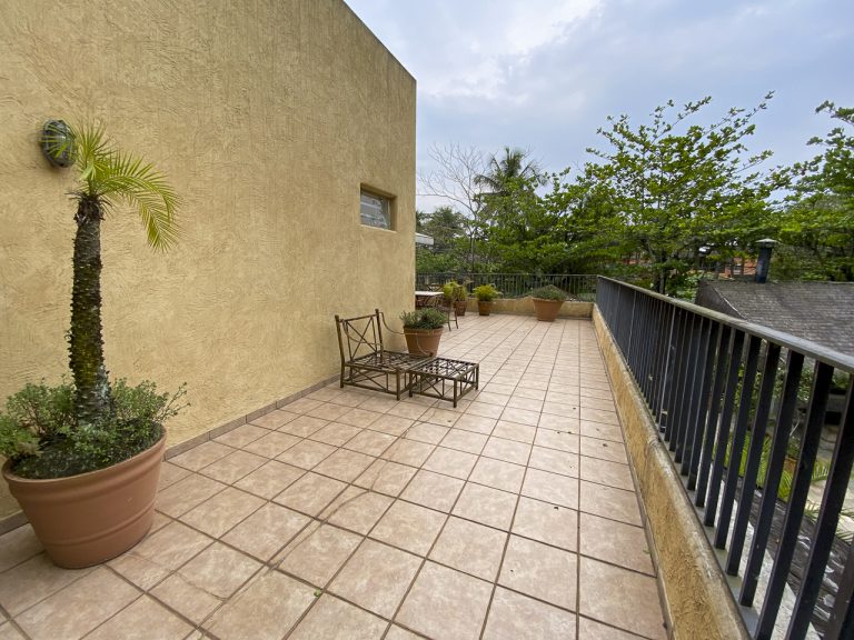 CASA NA PRAIA DE PERNAMBUCO – GUARUJÁ