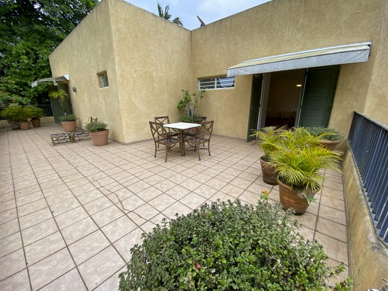 CASA NA PRAIA DE PERNAMBUCO – GUARUJÁ