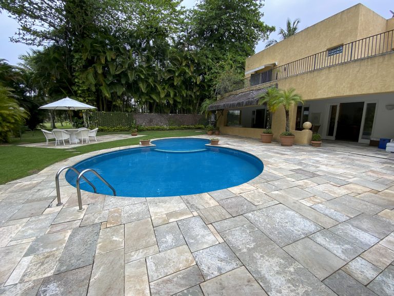 CASA NA PRAIA DE PERNAMBUCO – GUARUJÁ