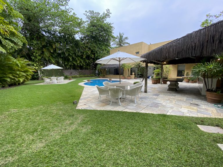 CASA NA PRAIA DE PERNAMBUCO – GUARUJÁ