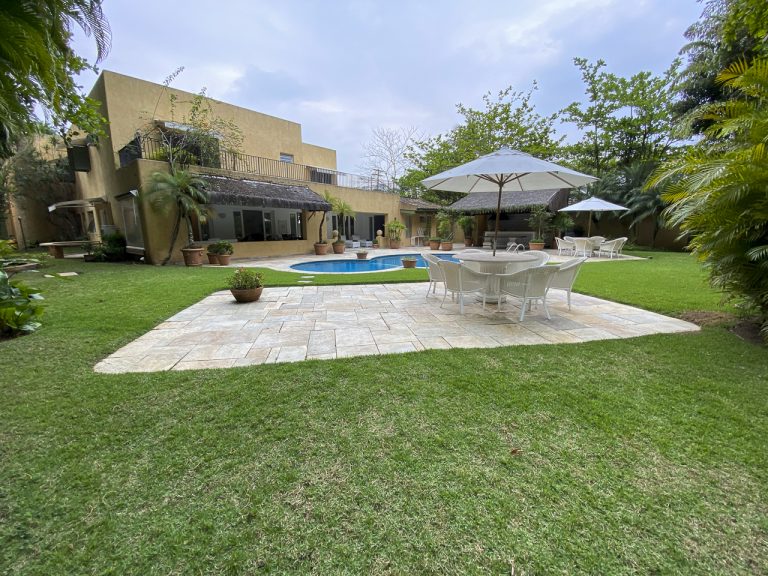 CASA NA PRAIA DE PERNAMBUCO – GUARUJÁ