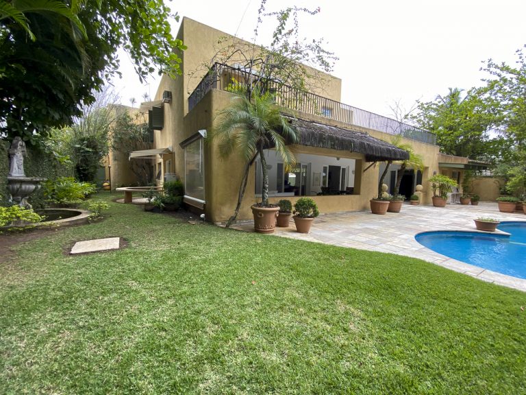 CASA NA PRAIA DE PERNAMBUCO – GUARUJÁ