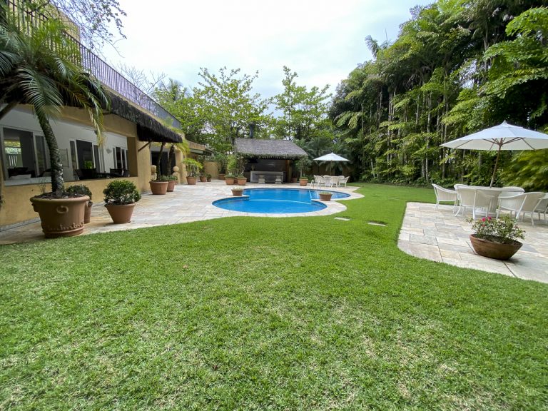 CASA NA PRAIA DE PERNAMBUCO – GUARUJÁ