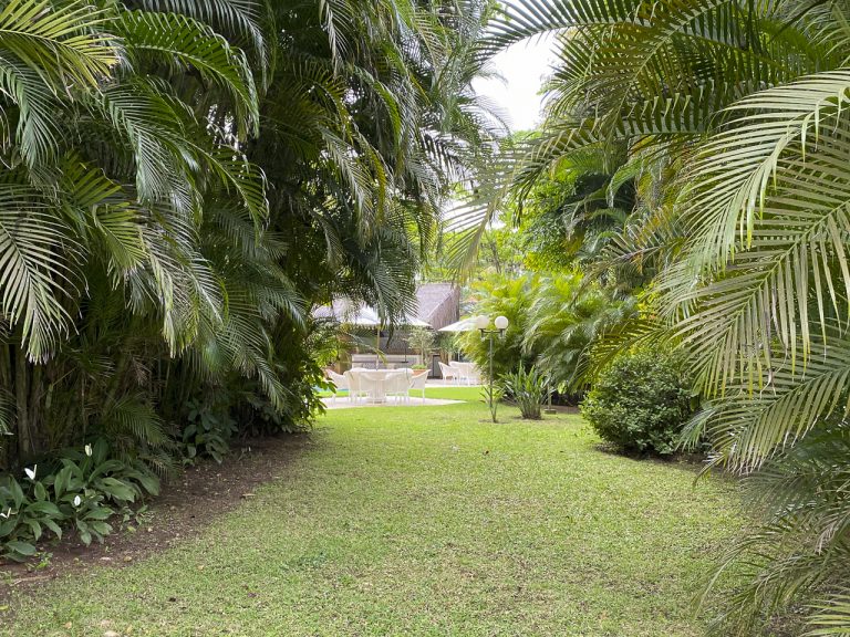 CASA NA PRAIA DE PERNAMBUCO – GUARUJÁ