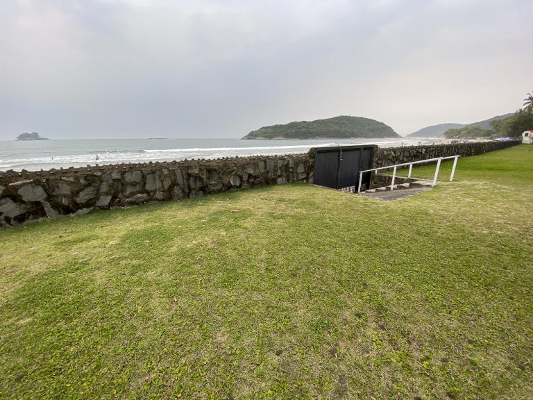 CASA NA PRAIA DE PERNAMBUCO – GUARUJÁ