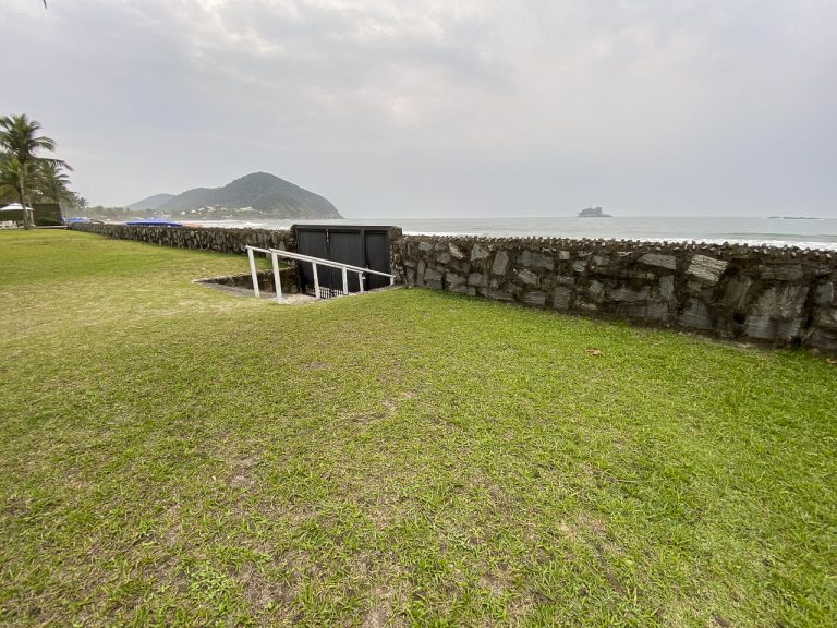 CASA NA PRAIA DE PERNAMBUCO – GUARUJÁ