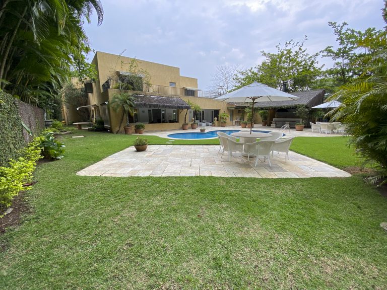 CASA NA PRAIA DE PERNAMBUCO – GUARUJÁ