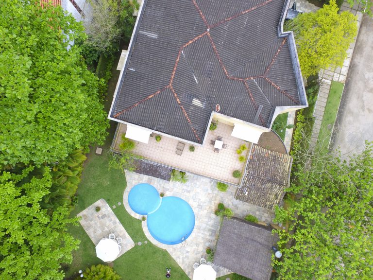 CASA NA PRAIA DE PERNAMBUCO – GUARUJÁ