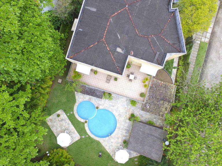 CASA NA PRAIA DE PERNAMBUCO – GUARUJÁ