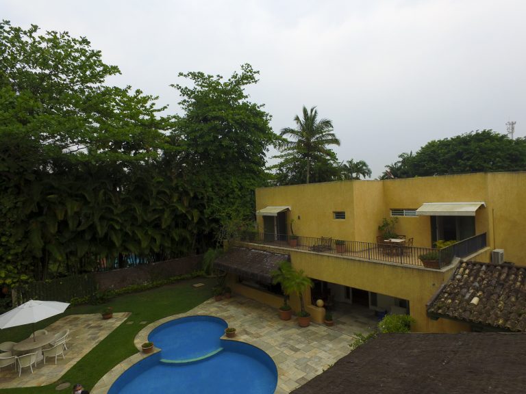 CASA NA PRAIA DE PERNAMBUCO – GUARUJÁ