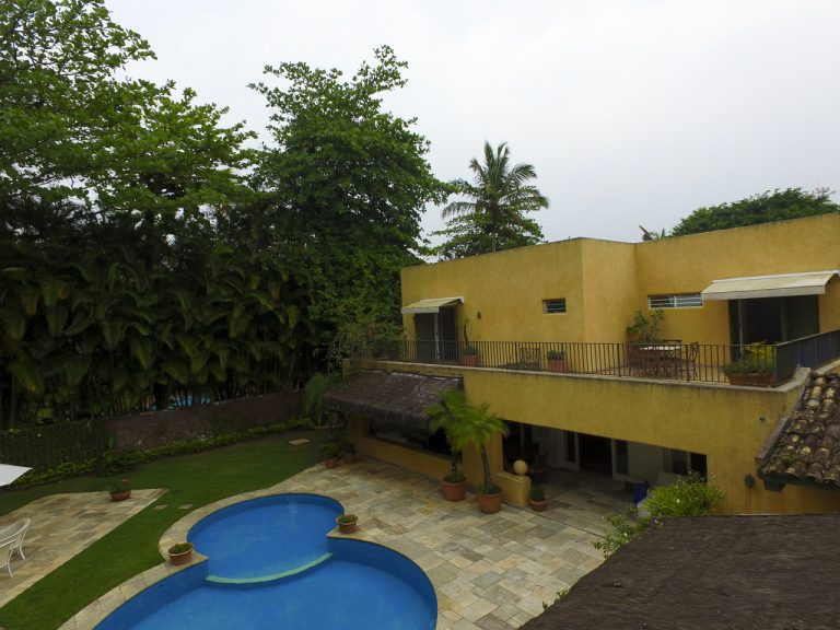 CASA NA PRAIA DE PERNAMBUCO – GUARUJÁ